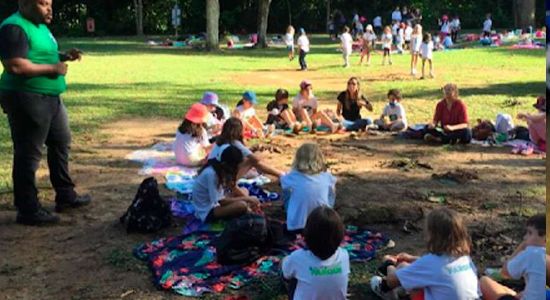 Oficina educativa com crianças na grama
