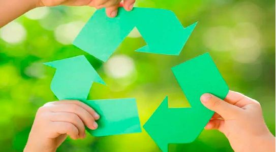 Mãos com símbolos de reciclagem