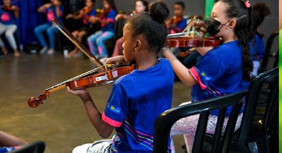 Jovens tocando violino