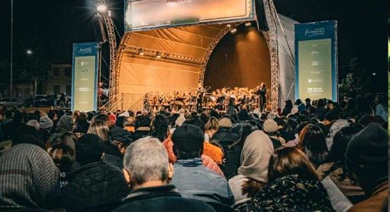 Concerto ao ar livre com orquestra e público